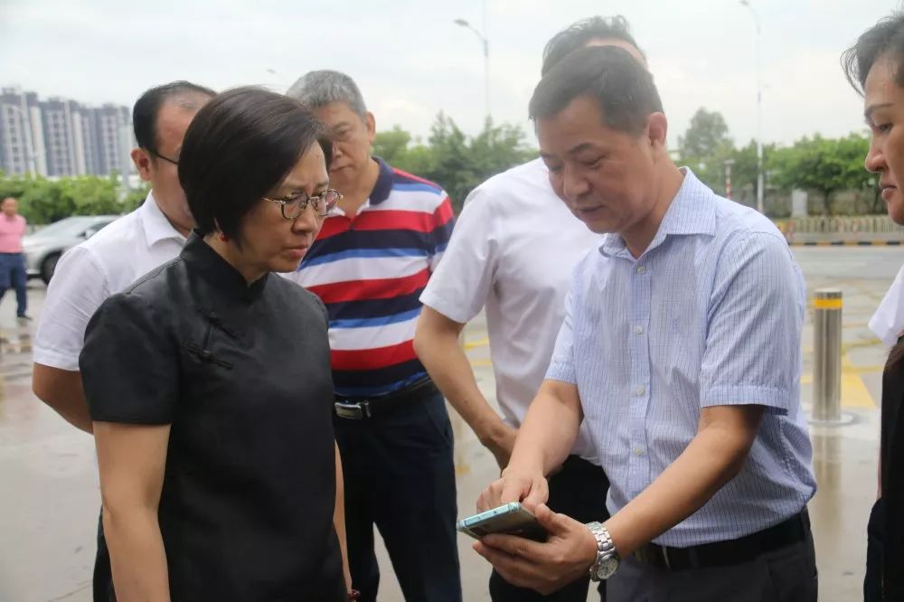 冼富兰副区长莅临狮山镇学校指导开学工作