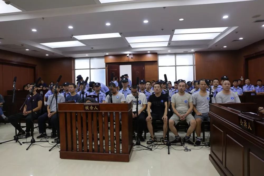 近日,巨野法院对朱进普等19名被告人犯组织,领导,参加黑社会性质组织