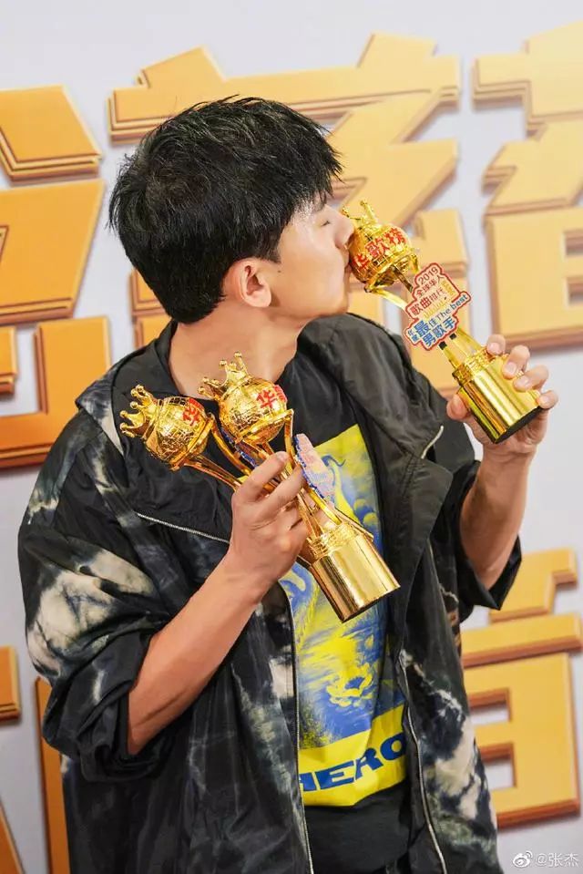 张杰荣获金曲奖等三项大奖，杰伦，力宏，张杰，汪峰同框_年度