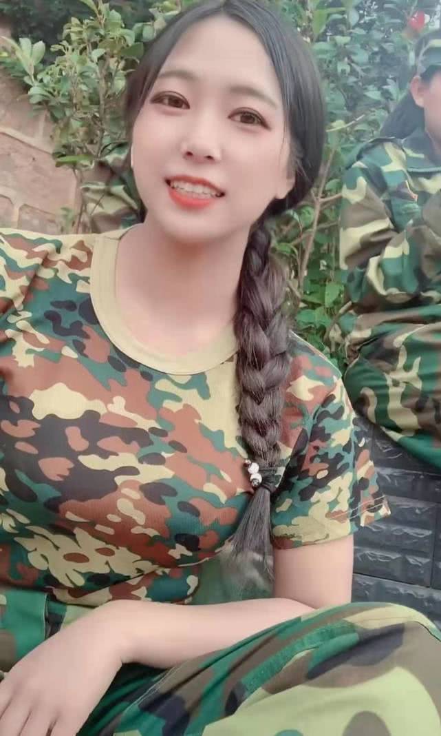 原创军训微胖女生晒自拍亮了网友热议浓妆艳抹都能军训