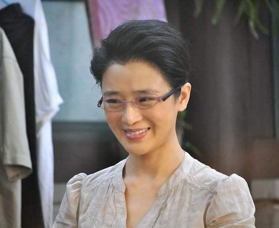 其实周显欣还是很上进的,进入演艺圈之后就开始报林