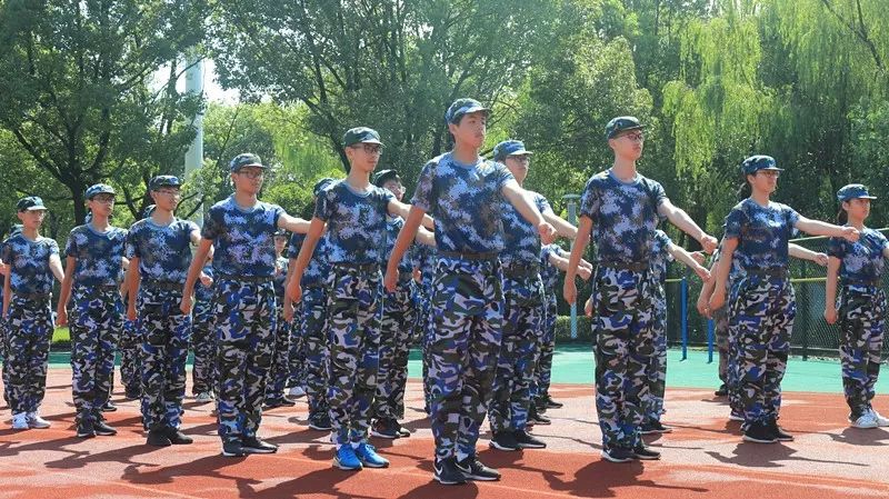 燃爆了这两天上虞学校内出现这样一幕家长群已刷屏