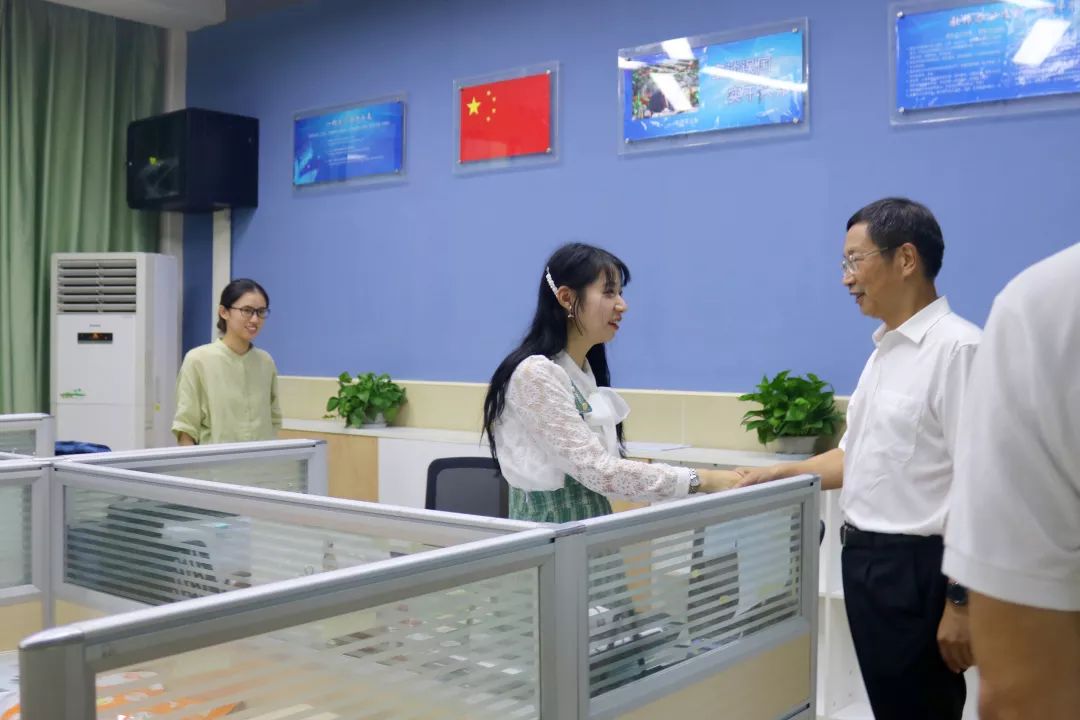一行人随机来到一年级教室,老师们正在神采飞扬地授课,学生听得聚精会
