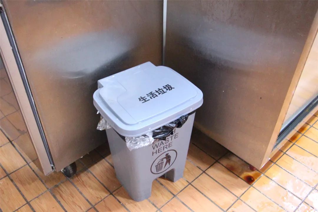 垃圾桶加盖▲消毒后的餐具放置在保洁柜内▲消毒柜正常使用需要整改