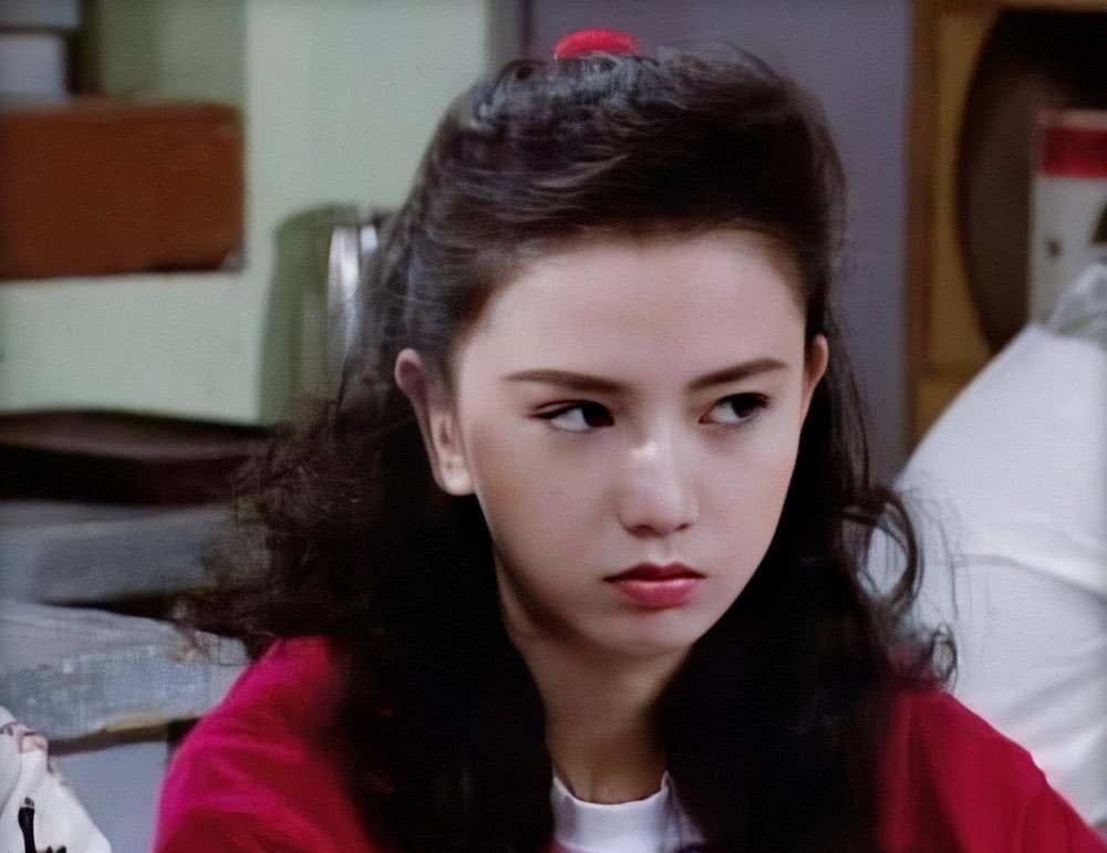 曾华倩晒旧照,年轻时简直是神仙颜值,难怪梁朝伟会一见钟情