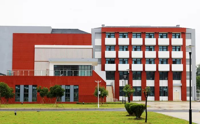 新建成的滨江小学位于李典镇新坝社区,学校占地约4万平方米,建筑面