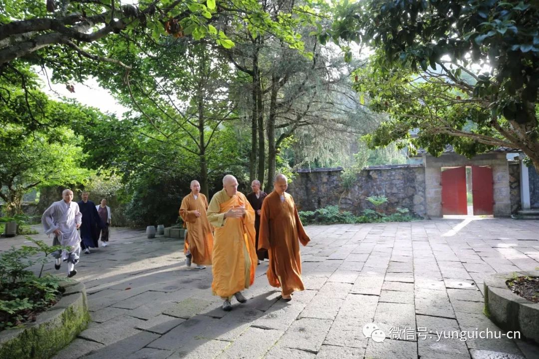 道情深厚齊日月源遠澤長法界寬美國萬佛城恆實法師一行回雲居山真如