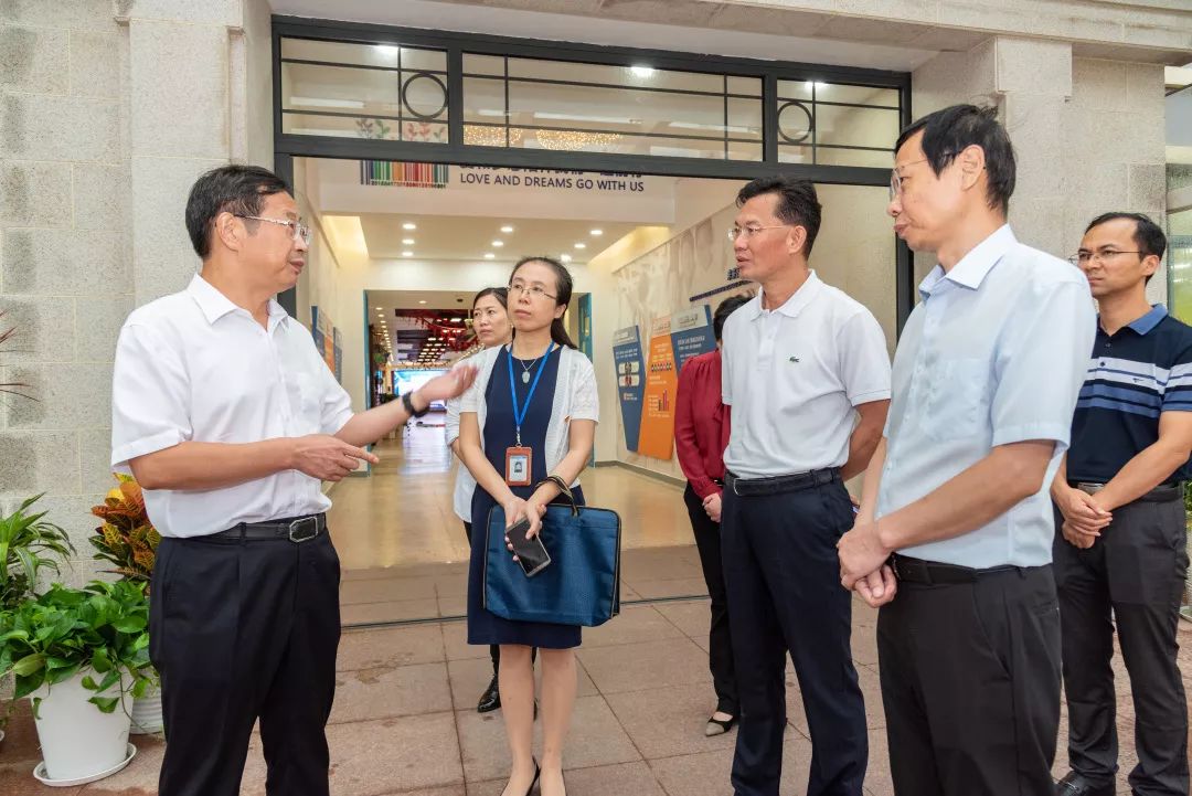 浦东新区区委副书记朱书记,在南汇新城镇党委副书记,镇长胡志强,副