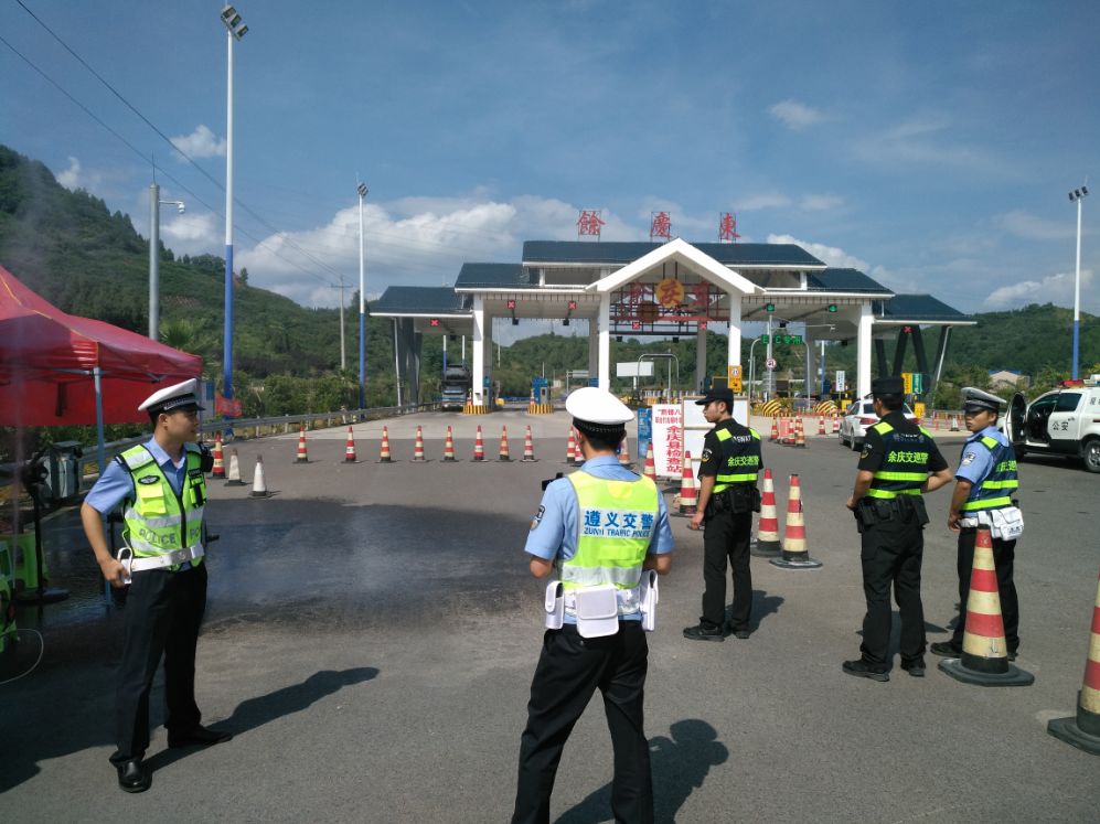 余庆东高速出口法官交警联手当场抓老赖