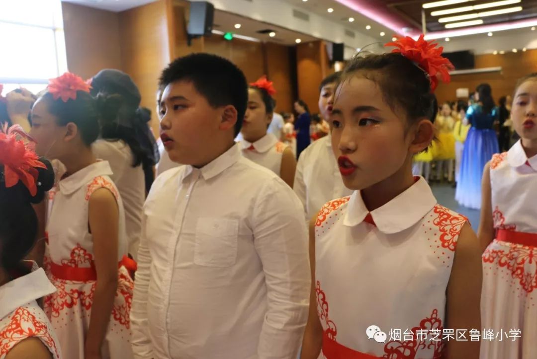 鲁峰小学"七彩合唱团"经过前期的认真准备和紧张排练,在舞台上一展"峰