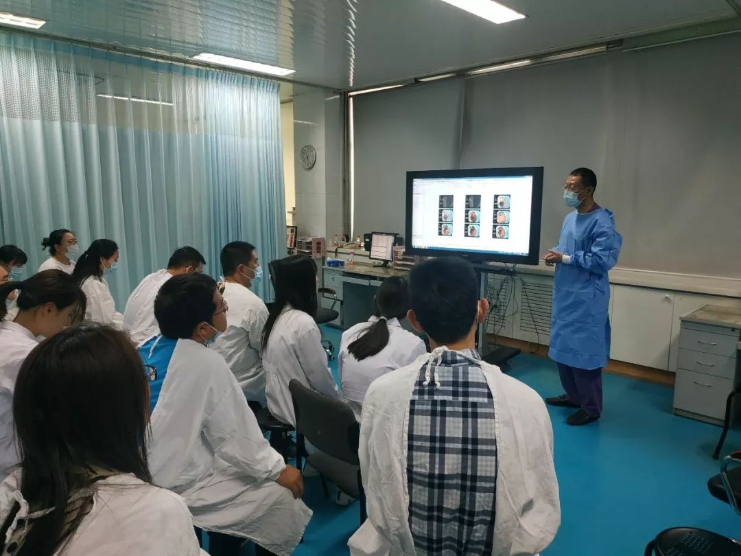 手术操作演示开始,佑安医院张世斌主任对大兴区医院消化科薛建波医生