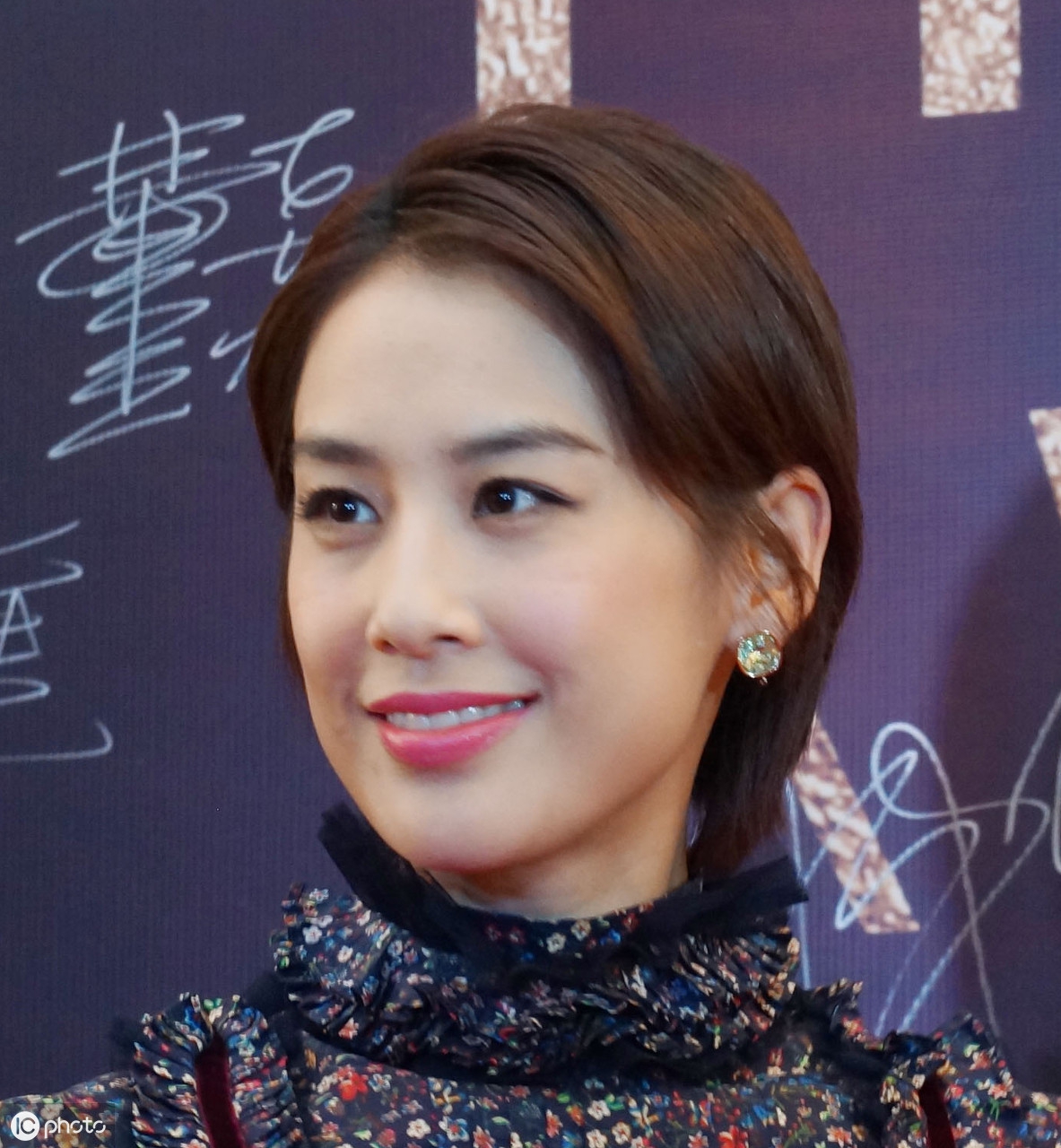 黄圣依时装周看秀,妆容精致"贵妇感十足"