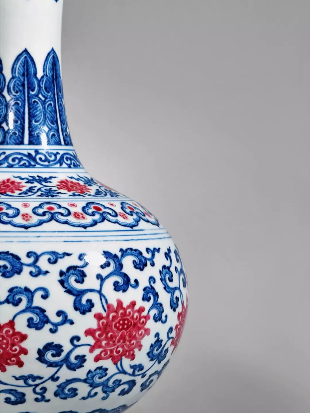 鉴赏清乾隆青花釉里红加胭脂紫彩缠枝西番莲纹赏瓶