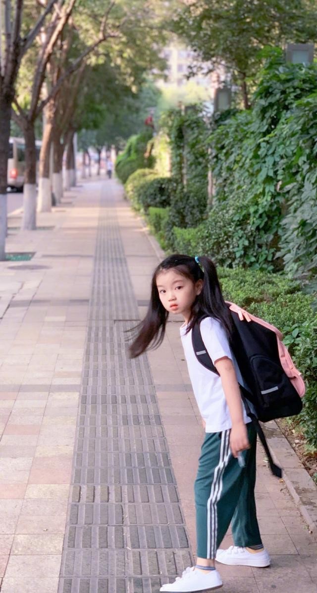 萌娃阿拉蕾升级为小学生运动套装清爽可爱学校门口引同学围观