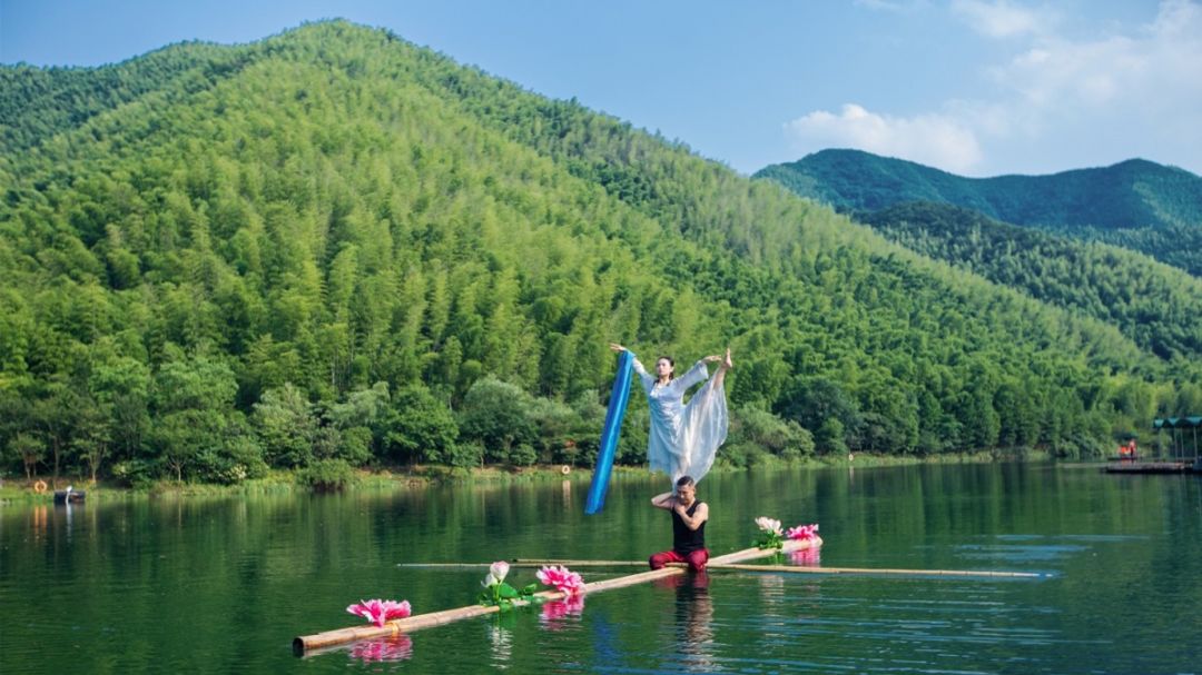 你没见过的南山竹海新元素,女孩表演独竹漂惊艳游客!
