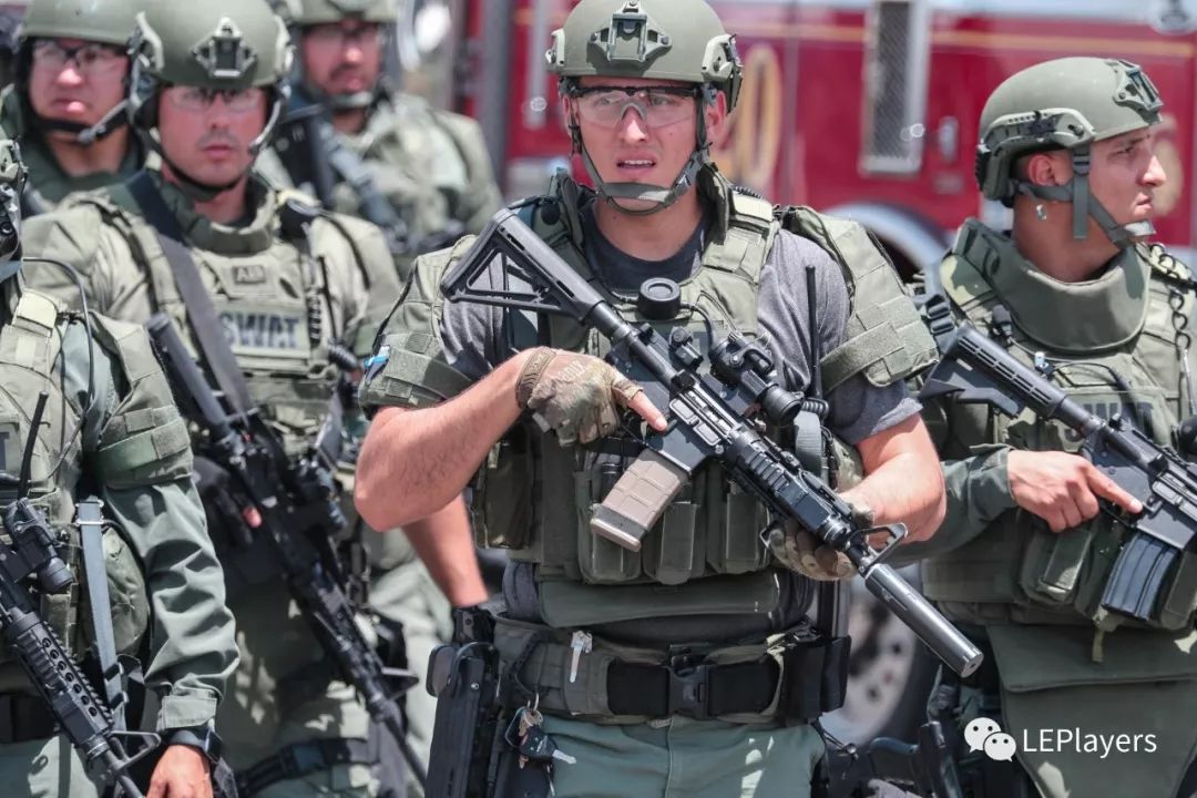 治安官以及当地swat警员cbp srt以及cbp警员cbp bortac成员,可见装备