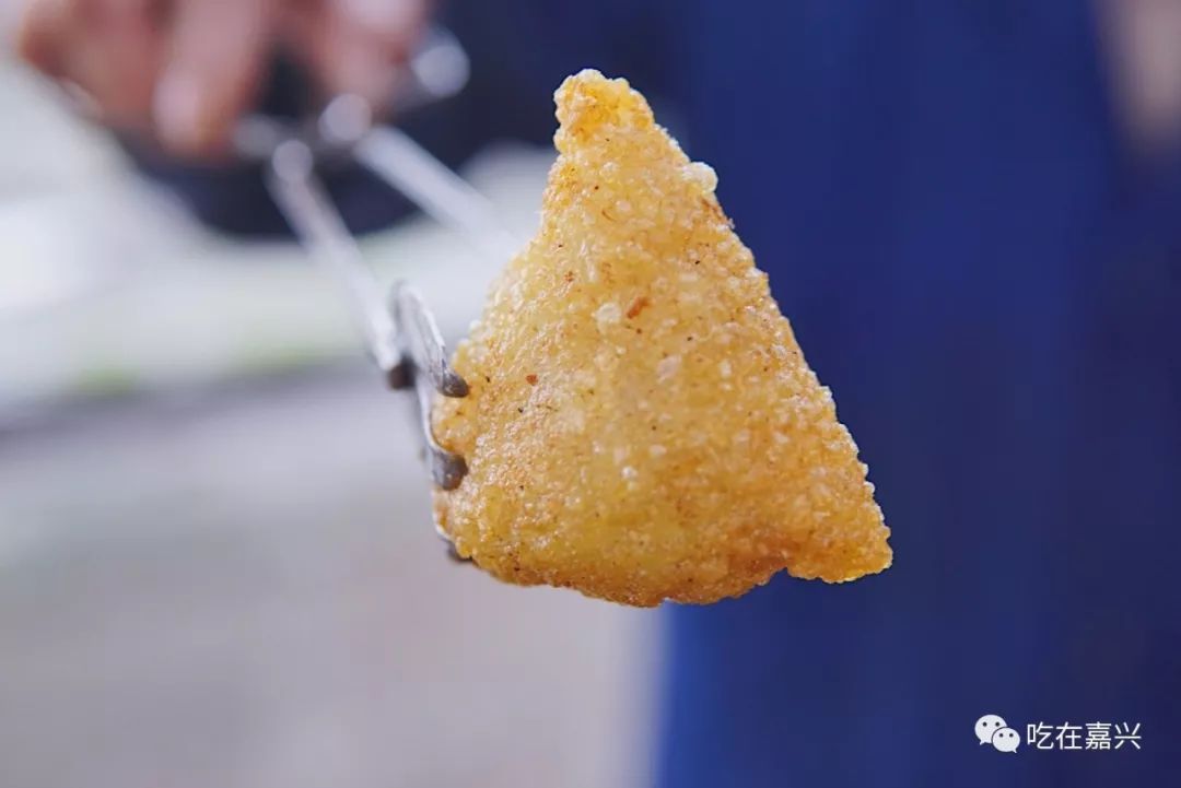三角粽,很可爱的一只迷你粽,被炸得金黄酥脆,里面的糯米是咸口的,完全