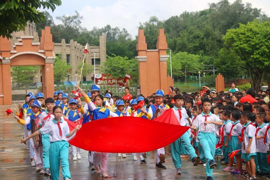 图 何晓君 ▲ 紫沙小学开学典礼上 图 李嘉敏 ▲ 台山市李星