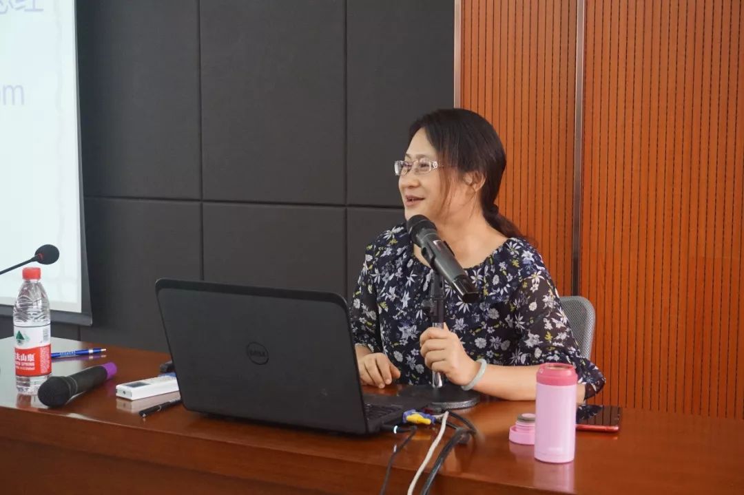 省教研院黄志红博士以实地考察过的多个学校的学科课程,主题活动课程