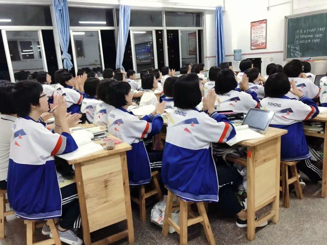 昌黎一中组织学生观看《开学第一课》