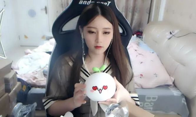 萌面酥六周年直播拆礼物被粉丝恶搞送来坦克玉玺秀弄得哭笑不得