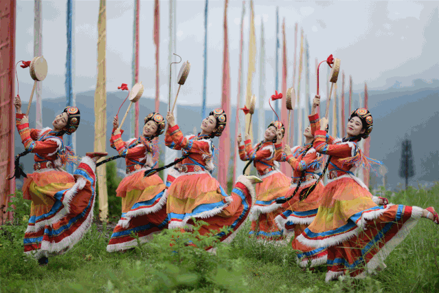 当你走进《丽江恋歌》的大型实景风雨剧场,来自四面八方的惊奇和炫目