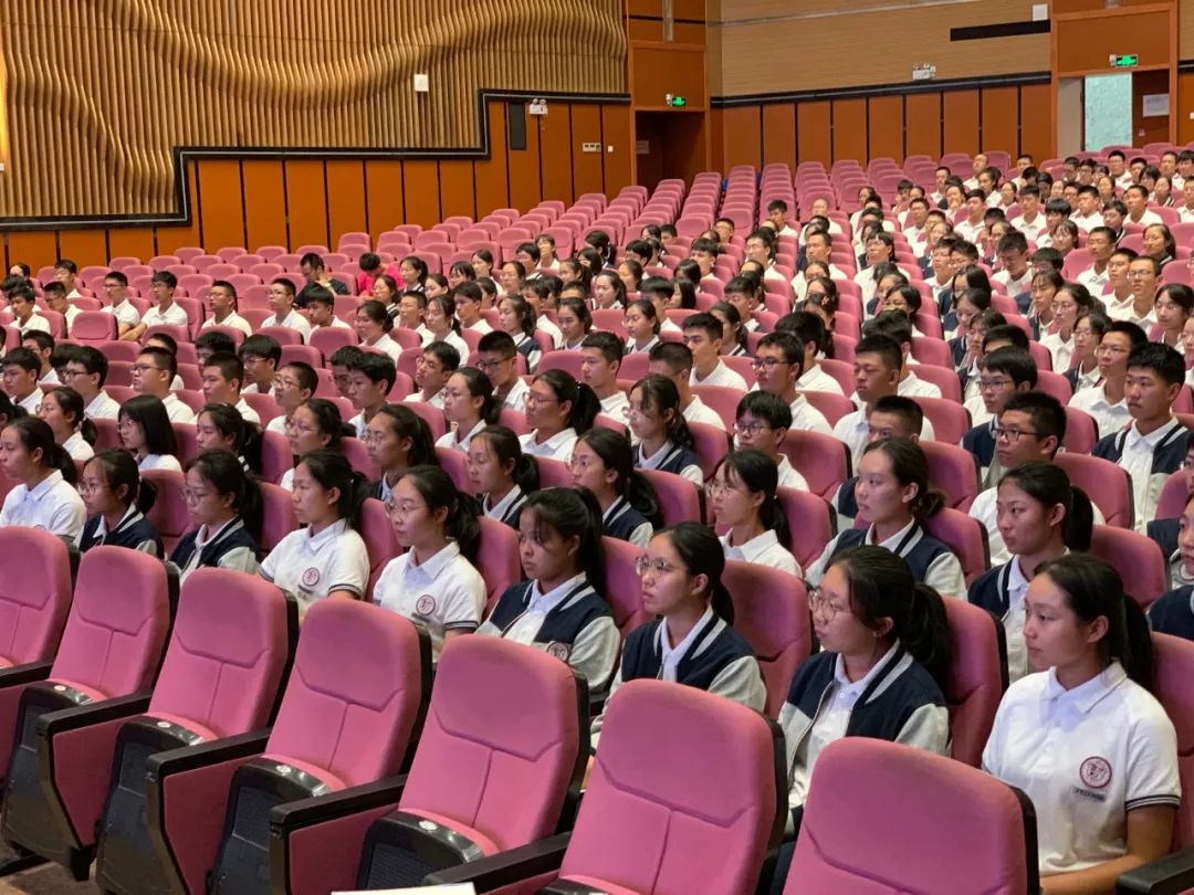 年级部鸿鹄凌云行以致远奉贤中学召开2022届高一年级学生大会