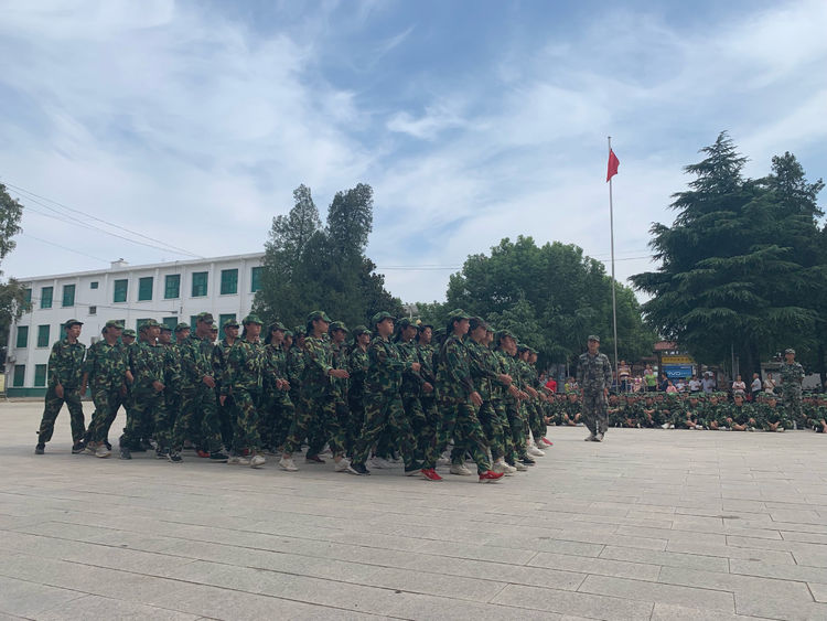 邓州市五高中隆重举行2019级新生军训汇报暨表彰大会