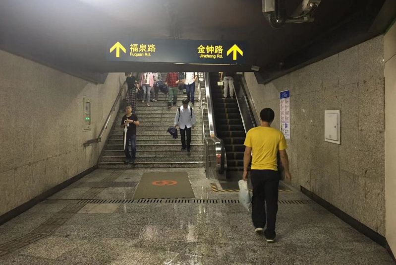 地铁2号线淞虹路站2号口关闭配合大型商业体施工