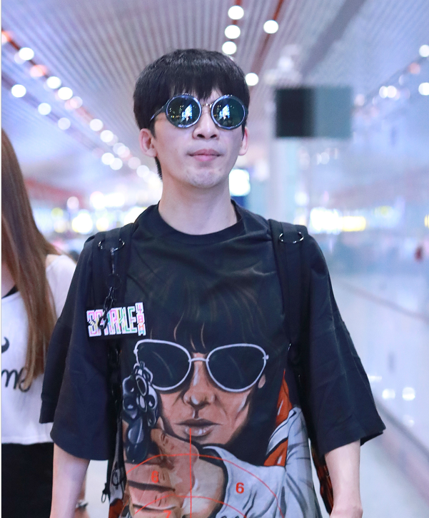 大张伟穿黑t恤戴黑色墨镜整个人帅气拉风嘻哈范十足