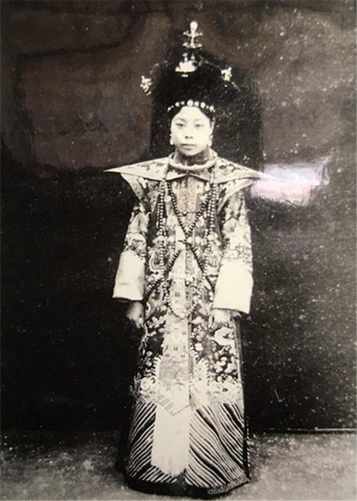 溥仪将婉容刚生下的女婴扔进锅炉难道只为保全自己的颜面