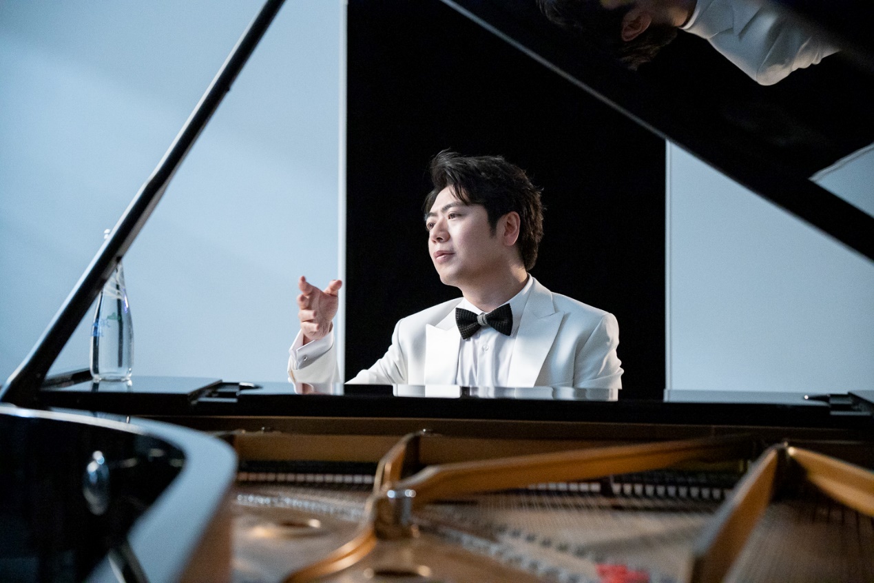 郎朗现身青岛拍摄海洋风广告直言喝王子海藻苏打水带给自己灵感