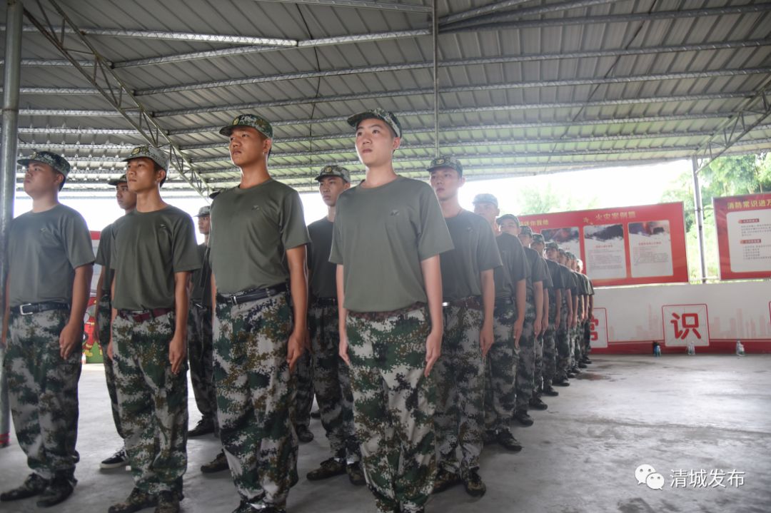 清城区征兵办组织全区200多名预定新兵进行为期一周的役前集训,提前