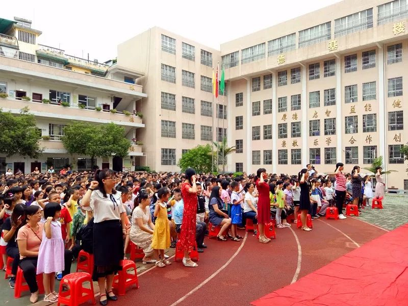 南雄市永康路小学▲南雄市黎灿小学新生与家长共同踏入"真智门"南雄市