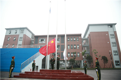 庆祝伟大祖国70周年 齐通中学举办开校暨开学典礼