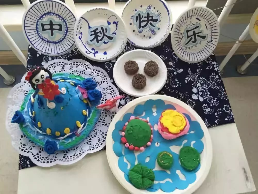 一起做与中秋相关的手工,例如灯笼,吊饰等悬挂在走廊,美化走廊环境