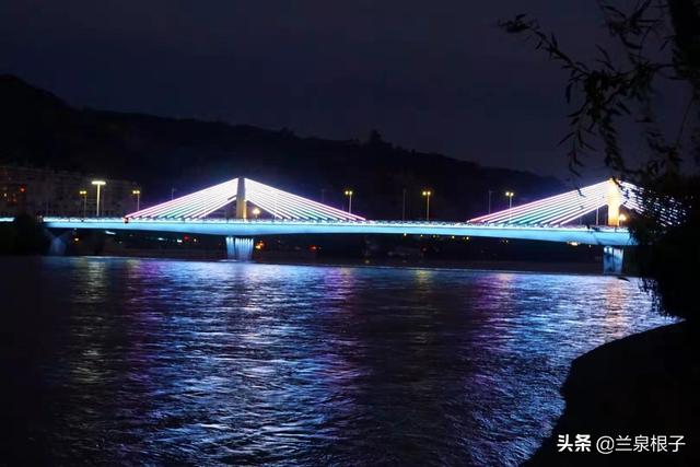 小西湖黄河大桥,影响着兰州河北徐家湾与河南小西湖人的生活方式,也