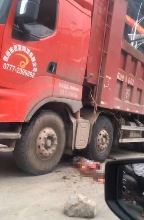 遠離大貨車欽州小董發生一起慘烈車禍一人被大貨車撞倒碾壓當場