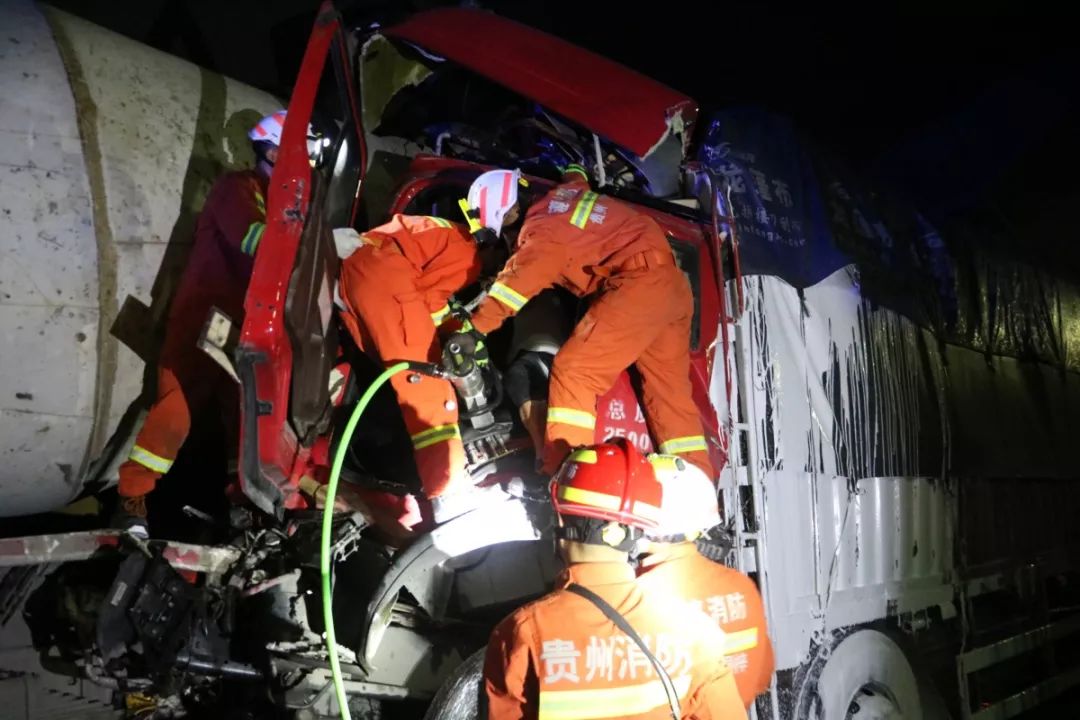 焦點驚險高速上大貨車追尾致一人被困桐梓中隊緊急救援