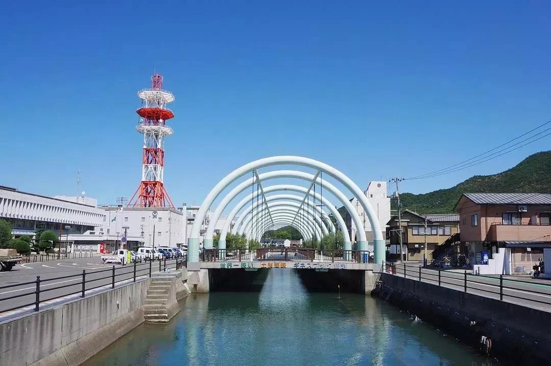 土渕海峡小镇上可以看到各种各样的妖怪,怪兽,精灵作品,值得一看.