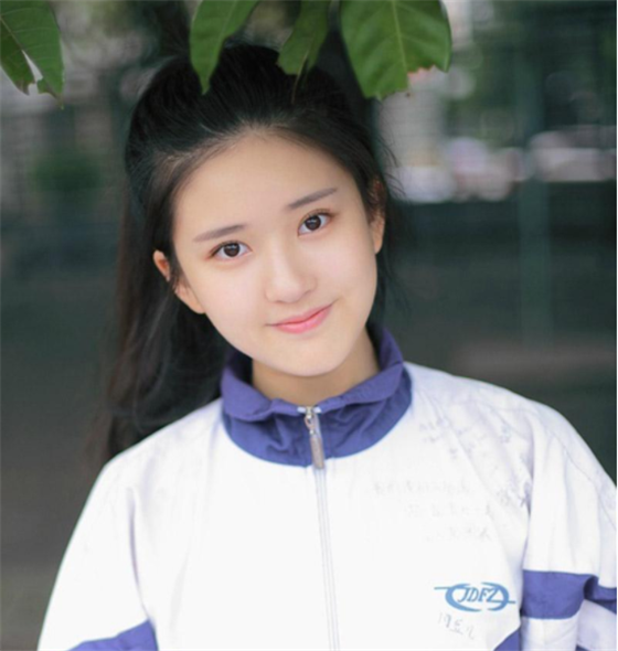 本以为赵露思高中够美了,直到看到周雨彤学生照,才知啥叫初恋脸