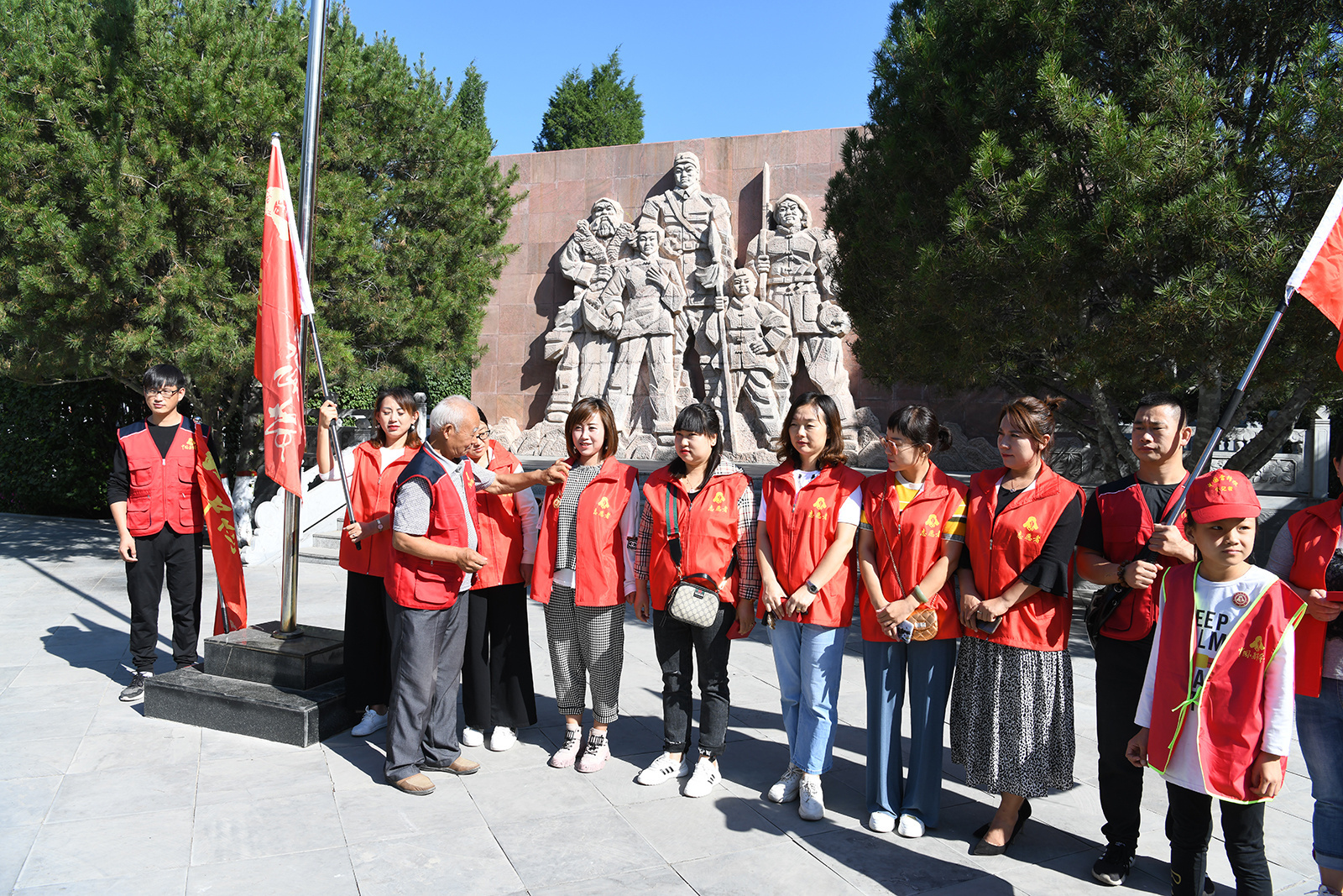 中國雷鋒報定襄首批志願者走進紅色教育基地緬懷革命先烈