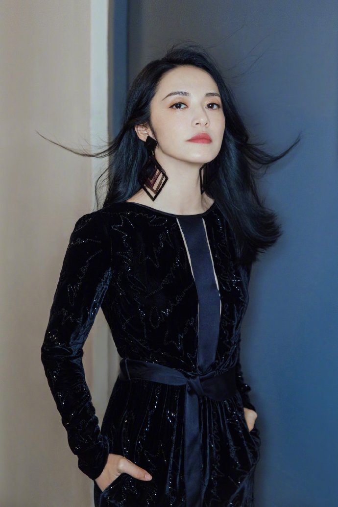 44岁姚晨写真,镂空亮片裙别具个人魅力,方形渐变大耳饰气场全开