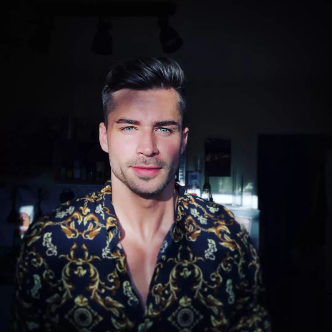 这个男人他眼睛像是蔚蓝的大海