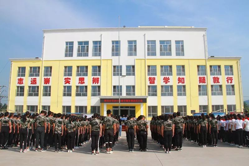 开学第一课炽热爱国情军旅小课堂野川中学举行新学期开学升旗仪式暨