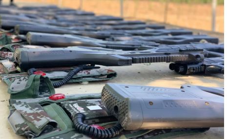 好的枪价值4000哦),技术领先,全程语音向导,带有后坐力的真人cs激光枪