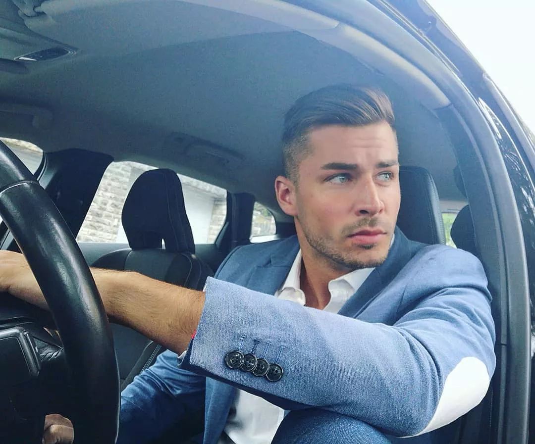 这个男人他眼睛像是蔚蓝的大海