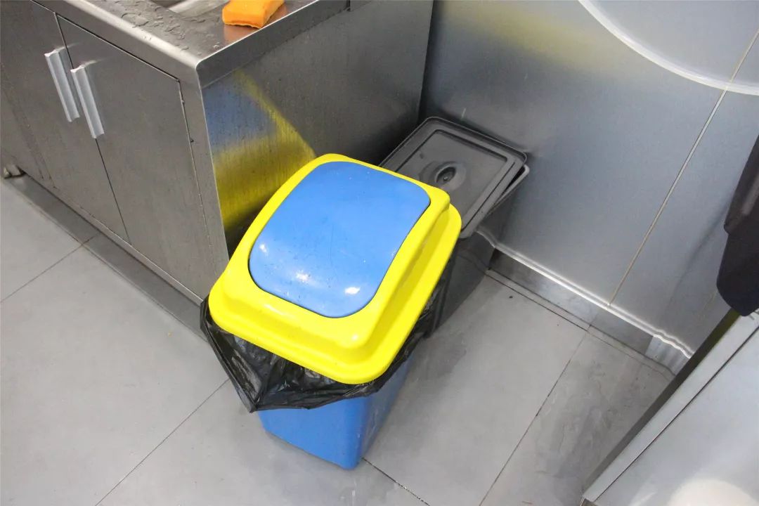 垃圾桶加盖需要整改的地方:冰铲掉落在冰里;虽然分装食品都用盖子盖