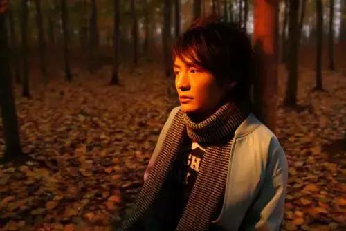 宋柯记得第二天,有个看起来十分内敛的年轻人扛着个吉他就跑到了公司