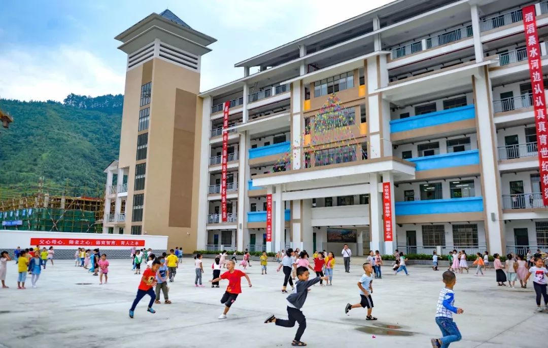 据了解,龙胜扶贫移民小学(龙胜镇第二小学)于2015年申报立项,2016年